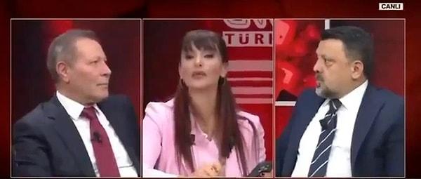 Gazeteci Hande Fırat, CNN Türk ekranlarındaki programı sırasında gelen bir mesaja tepki gösterdi. Sinerlendiği görülen Fırat, mesajla ilgili daha açacağını da söyledi.