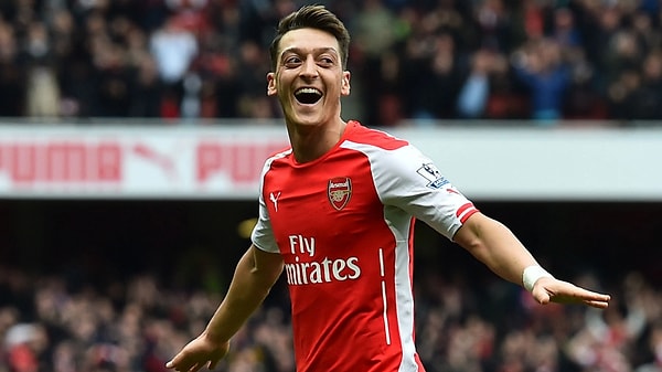 Mesut Özil, Werder Bremen ve Real Madrid gibi dünyaca ünlü futbol kulüplerinde top koşturduktan sonra Arsenal'a transfer olmuştu.