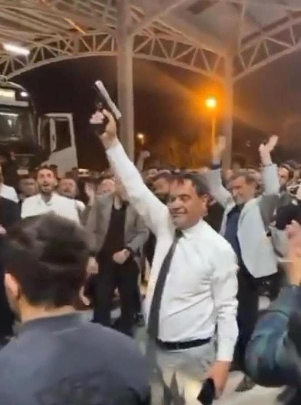 Görüntülerde Nuri Erdoğan’ın kalabalığın içinde oyun havası eşliğinde havaya defalarca silah sıktığı anlar yer aldı.
