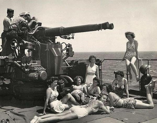 3. Avrupa'dan Amerika Birleşik Devletleri'ne dönen Sahil Güvenlik askeri gemisi üzerinde bulunan 40 mm'lik ikiz Bofors silahın yanında güneşlenen ABD Ordusu Hemşireleri. (1945)