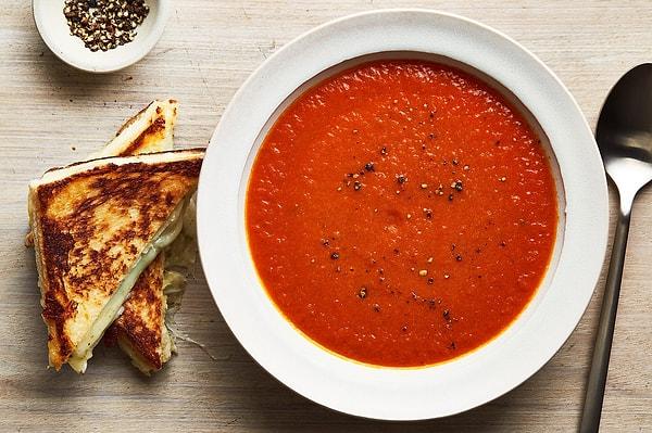 Şehriyeli domates çorbası ile menümüz başlasın.