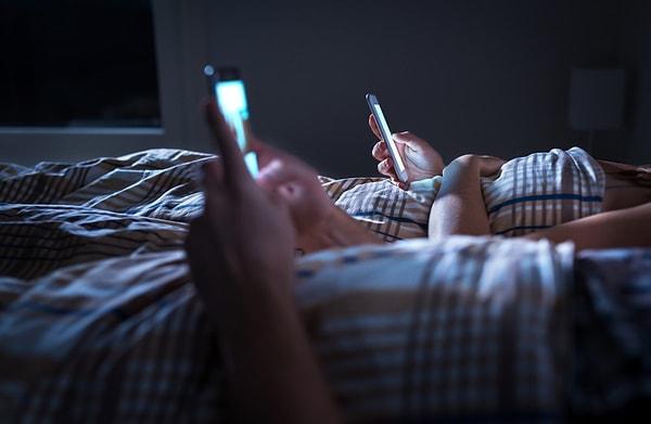 3. Uyumakta zorluk çekiyorsanız, yatağa yattığınızda telefonunuzu yanınıza almayın.