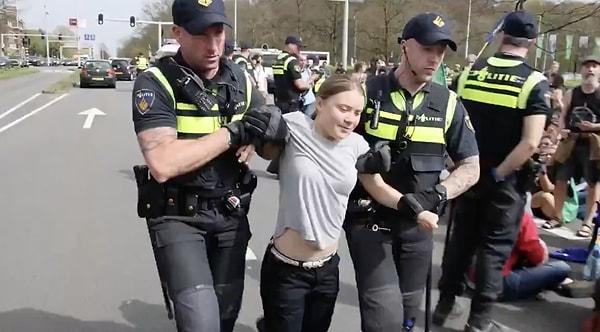 Hollanda'da düzenlenen iklim protestosuna, trafiği kilitledikleri gerekçesiyle polis müdahale etti.