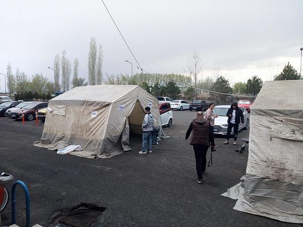 İl Sağlık Müdürü Abaset Bağcı, konuya ilişkin yaptığı açıklamada, "Suriye ya da Afgan uyruklu kişilerden bulaştığını düşündüğümüz kızamık vakaları için hastanede tedbir amaçlı filyasyon uygulamaya karar verdik. Hastane bahçesine kurulan çadırlarda muayenesi yapılanlarda şüpheli görülenler aşılanacak" diye konuştu.