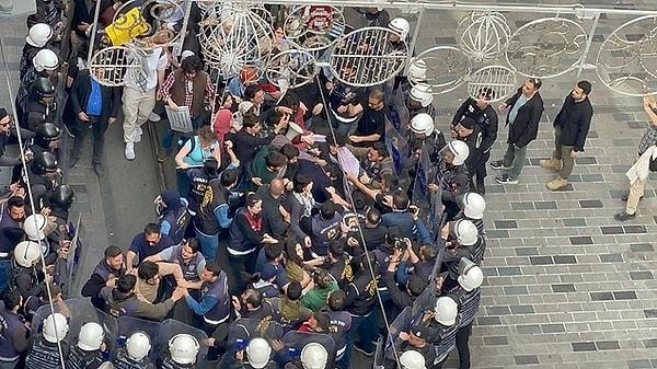 İstanbul Taksim’deki İstiklal Caddesi’nde Filistin İçin Bin Genç tarafından düzenlenen Filistin’e destek yürüyüşünde birçok kişi polisler tarafından ters kelepçeyle gözaltına alındı.