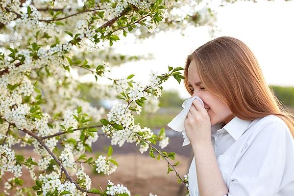 Bahar alerjisi kendini çok farklı şekillerde gösterebiliyor olsa da genel olarak pek çok kişide nezle durumunda izleniyor.