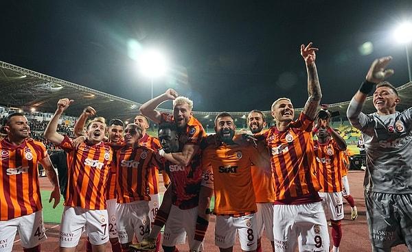 Galatasaraylı futbolcular, tribünlerdeki taraftarlarıyla sevinç gösterisi yaptı.