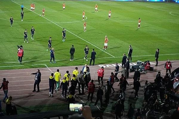 Fenerbahçe’nin sahadan çekilmesi sonrasında Süper Kupa’nın kazananı Galatasaray oldu.