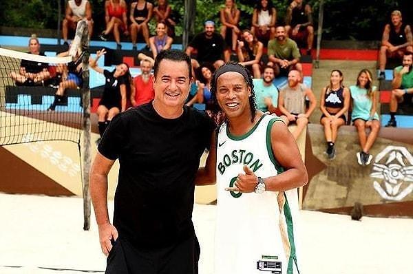Sürprizlerin bitmediği Survivor All Star'ın en büyük olaylarından biri Acun Ilıcalı'nın dünyaca ünlü futbolcu Ronaldinho'yu getirmesi oldu.