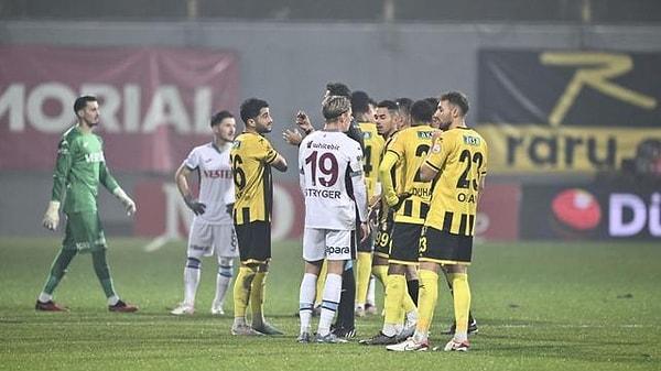 Daha önce İstanbulspor yönetimi de Trabzonspor maçındaki hakem kararlarına tepki olarak oyuncularını sahadan çekmiş, Fenerbahçe'nin sevk edildiği maddeden disiplin kuruluna gönderilmişti. İstanbul ekibi, üç puan silme cezası almıştı.