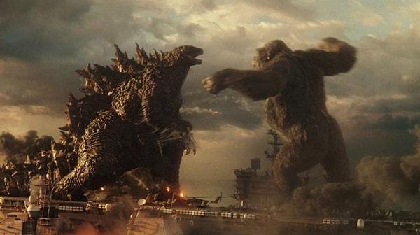 Film, iki antik dev olan Godzilla ve Kong'un, insanlar onların iç içe geçmiş kökenlerini ve Kafatası Adası'nın gizemleriyle olan bağlantılarını çözerken destansı bir savaşta çarpışmasını konu alıyor.