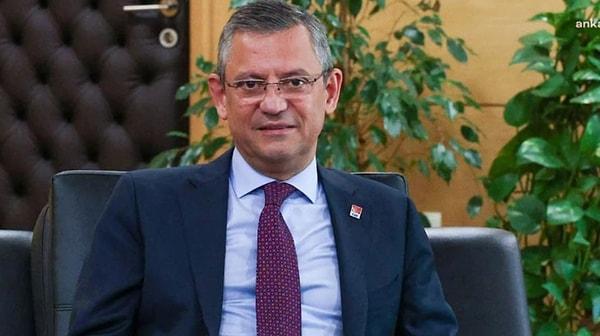 CHP Genel Başkanı Özgür Özel aldığı galibiyet ve seçim sürecinden sonra hem sesinden hem de gözünden ameliyat oldu.