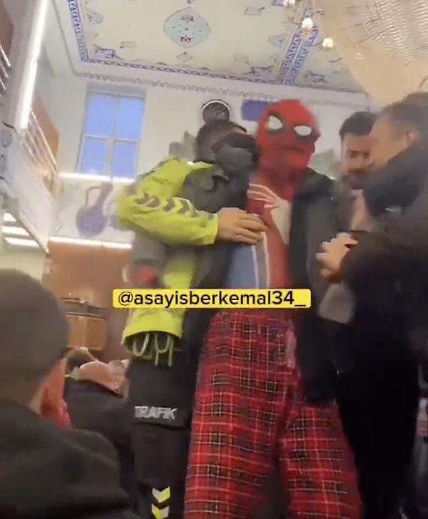 Hatay'ın İskenderun ilçesinde bayram namazı kılmaya örümcek adam kostümüyle giden Ayaz Koç, polis ekipleri tarafından gözaltına alınmıştı.
