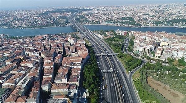 9 günlük bayram tatilinde İstanbul bomboş kaldı, ülkenin dört bir yanından tatilciler Çeşme'ye akın etti.