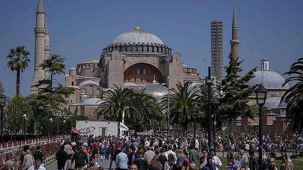 İstanbul'da bayram dolayısıyla toplu taşıma vatandaşlara ücretsizdi. Turistik bölgelerde vatandaşların yoğunluğu dikkat çekerken liseli bir gencin sözleri ise yürekleri burktu.