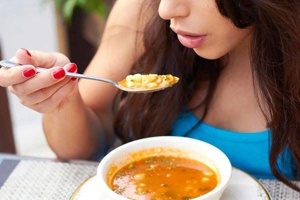 6. Sağlıklı olduğunuzda çorba gibi besleyici, ısıtılması kolay bir yemekten birkaç porsiyon hazırlayın ve dondurucuya koyun. Soğuk algınlığına veya gribe yakalanırsanız, sizin için kurtarıcı bir besin olur.
