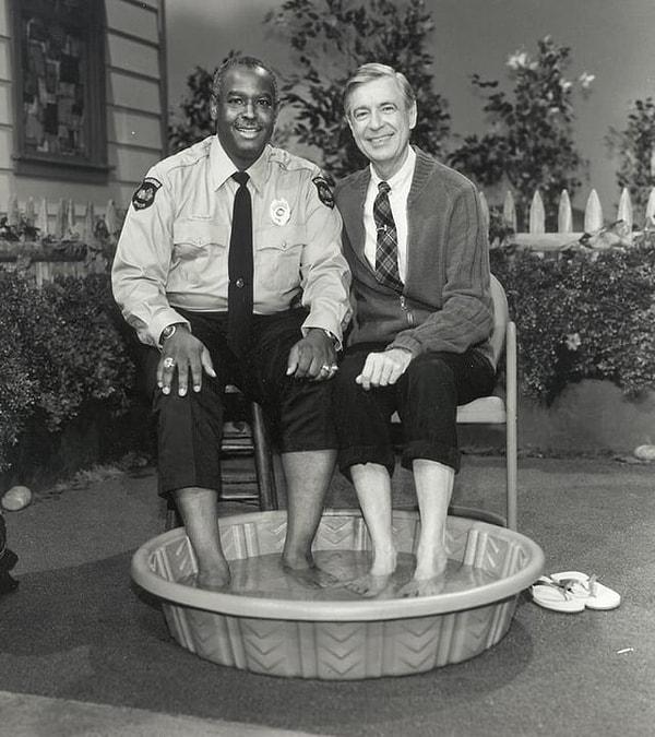 3. 1969 yılında, siyah Amerikalıların beyazlarla birlikte yüzmesi hala engellenirken, Bay Rogers, Memur Clemmons'ı kendisine katılması ve havuzda ayaklarını serinletmesi için davet etmeye karar vererek renk sınırlamasını yıkmış oldu.