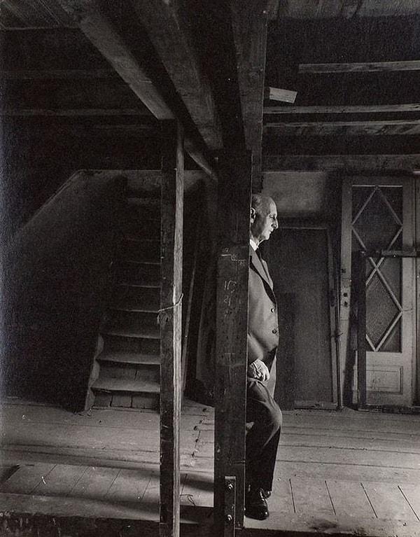 9. Anne Frank'ın babası Otto, Nazilerden saklandıkları tavan arasını tekrar ziyaret ediyor. Otto, ailenin hayatta kalan tek üyesiydi. (1960)