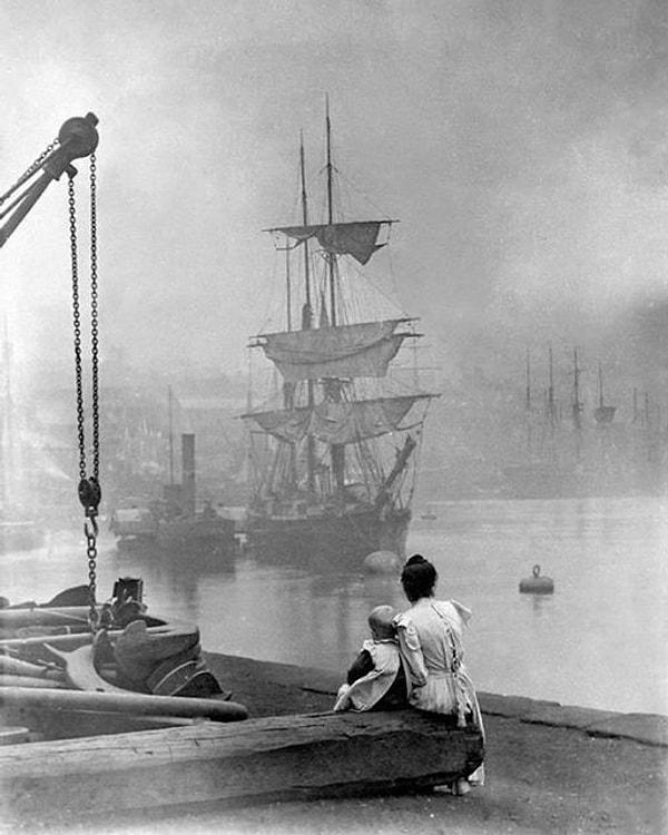 12. Anne ve kızı, 1880'de Londra'da Thames'te gezinen uzun bir gemiyi izliyor.