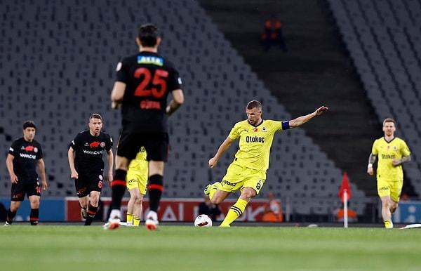Süper Lig’de karşılaştığı Fatih Karagümrük’ü deplasmanda 2-1 mağlup eden Fenerbahçe, bir sezonda dış sahada üst üste 10 galibiyet alarak rekor kırdı.