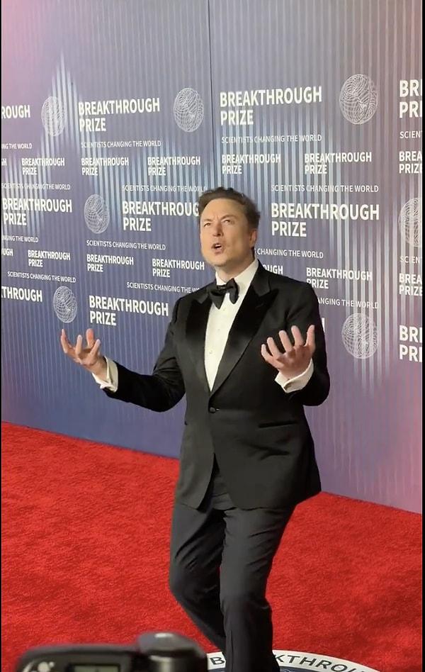 Elon Musk'ın poz verirken yaptığı hareketler ise dikkat çekti.