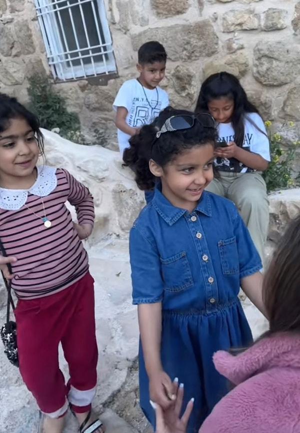 Minik kıza önce adını sonra nereli olduğunu soran genç kadın Suriye yanıtını aldı.