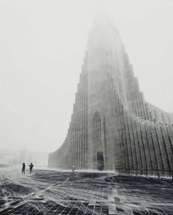15. İzlanda'daki Hallgrimskirkja kilisesi ise filmlerden fırlamış gibi görünüyor!