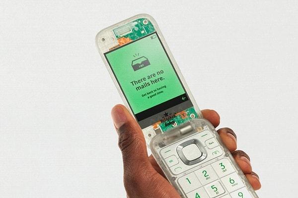 Nokia telefonlarının üreticisi HMD ve Heineken, ürettiği "Sıkıcı Telefon" (Boring Phone) ile telefonların insanların dikkatini dağıtan özelliklerini ortadan kaldırmayı hedefliyor.