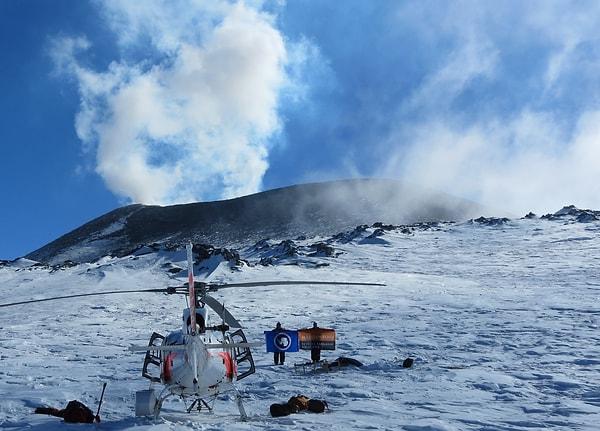 Antarktika Kıtasındaki en şiddetli yanardağlardan biri olan Erebus Dağı, 3.794 metre (12.448 fit) zirve yüksekliğiyle kıtanın en yüksek aktif yanardağı olma özelliğine sahip. Ayrıca Dünya'nın en güneydeki aktif yanardağı olarak da biliniyor.