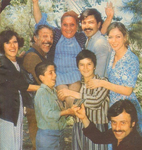 Ödül haberi Adile Naşit'e Aile Şerefi filminin setindeyken verilmiş. Bu da oyuncuların Adile Naşit'i sevinçten havaya kaldırdıkları o ana ait bir fotoğraf. Çok tatlı değil mi?