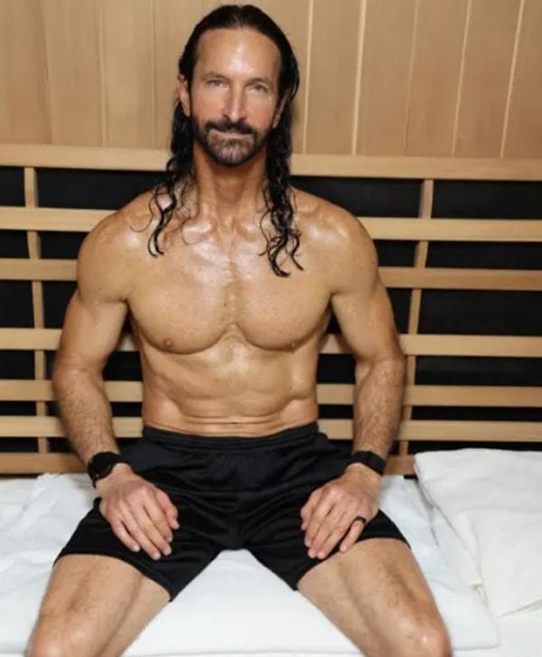 Dave Pascoe, tüm bunlar sayesinde 61 yaşında olmasına rağmen 38 yaşında görünüyor. Günde 150'den fazla gıda takviyesi aldığını iddia eden Pascoe, saunada 25 ila 45 dakikalık meditasyon ve soğuğa maruz kalma gibi tekniklere de başvuruyor.