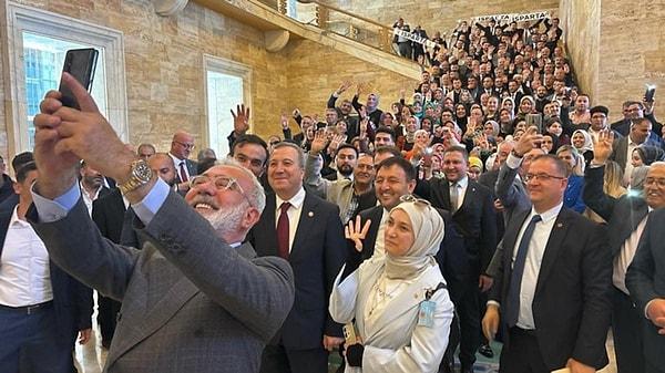 AK Parti Grup Başkanvekili Bahadır Yenişehirlioğlu, Meclis'e kendisini ziyarete gelenlerle fotoğraf çektirerek sosyal medya hesabından "Biz bu milletin ta kendisiyiz" notuyla paylaştı.