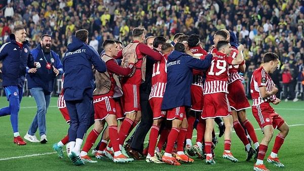 Olympiakos, UEFA Avrupa Konferans Ligi çeyrek final rövanş maçında Ülker Stadı’nda normal süresi Fenerbahçe’nin 1-0 üstünlüğüyle sona eren karşılaşmada penaltı atışları sonrası lacivertlileri 3-2’lik skorla geçerek adını yarı finale yazdırdı.