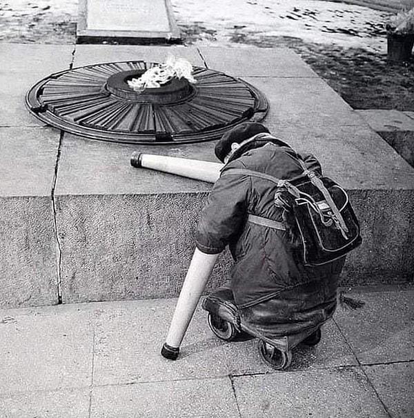 8. Zafer Bayramı'nın yıldönümünde Ebedi Alev yakınında bekleyen bir Sovyet savaş gazisinin fotoğrafı. (1966)