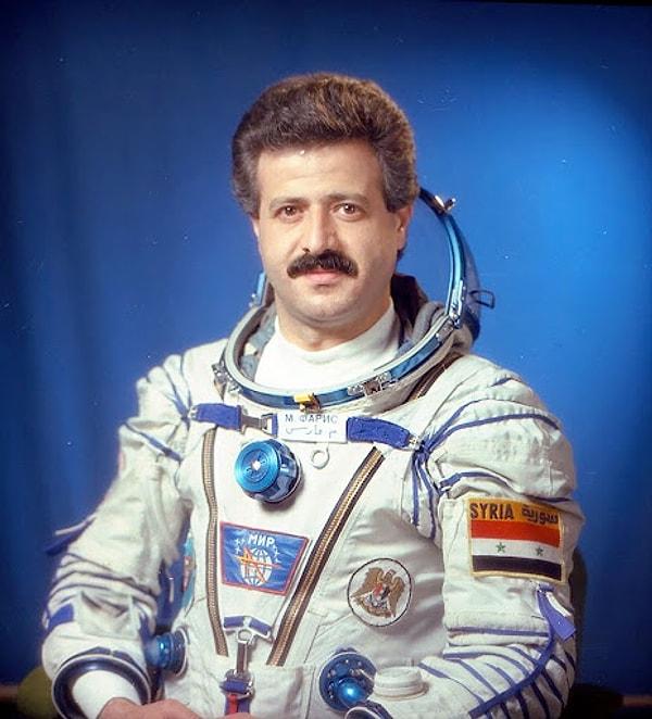 73 yaşındaki Tümgeneral Muhammed Faris, 1987 yılında uzaya gitmiş, sonrasında ise ülkesinde uzun yıllar üniversitede ders vermişti.