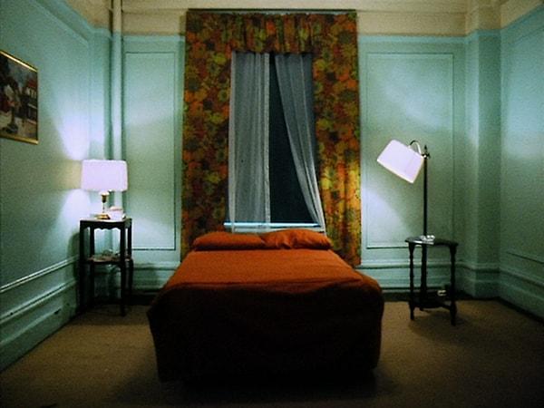 6. "Odaya girdiğimde her şey düzenliydi ancak birinin yatağın üzerinde uyuduğu belliydi. Yastıkta ve yorganda izler vardı. Hemen odamı değiştirdim."