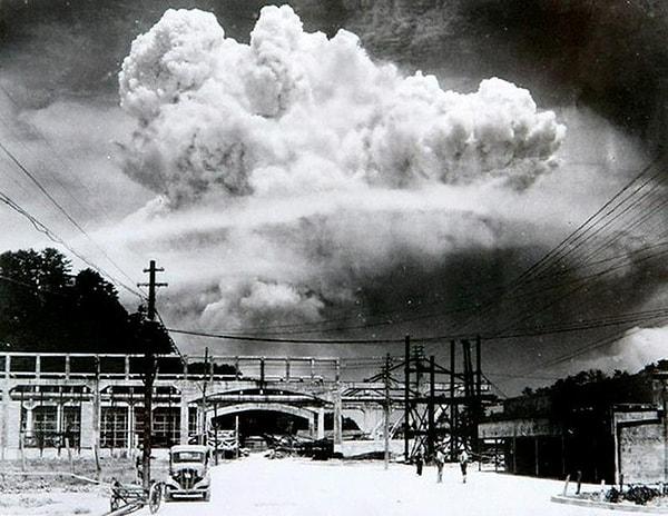 1. Nagasaki'ye atılan atom bombasının patlama anında çekilen fotoğraf.