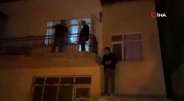 Balkon kapısından eve giren polisler hırsızı odada suçüstü yakaladı ancak ev sahibine ulaşılamayınca evde mahsur kaldılar.