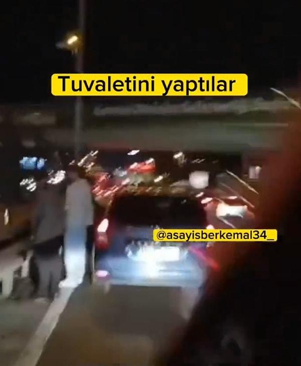 İstanbul’da E-5’te arabasını durduran iki kişi, metrobüs yoluna doğru tuvaletlerini yaptı. Yoldan geçen araçlar, bu iki kişiye büyük tepki gösterdi.