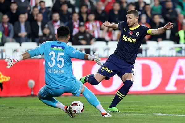 Bu skorla Fenerbahçe puanını 86 yaptı ve zirvedeki Galatasaray ile puan farkı 4’e yükseldi. Sivasspor ise 45 puana çıkarak Avrupa şansını sürdürdü.