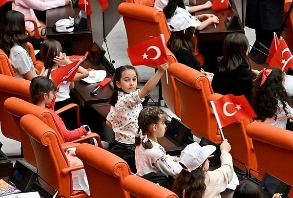 Aysima Arslan, milli egemenlik bilinciyle dopdolu oldukları bugünü, çocuklara bayram olarak hediye eden Gazi Mustafa Kemal Atatürk’e olan şükranlarını, Türkiye’ye olan sevgileri, çalışkanlıkları ve yüksek hedeflere odaklanışlarıyla göstereceklerini söyledi. Arslan, “Türk çocukları olarak tüm dünya çocukları için de barış ve esenlikler diliyoruz. Dün ve bugün vatan için canını feda etmiş, başta Cumhuriyetimizin kurucusu olmak üzere tüm şehit ve gazilerimizi şükranla ve saygıyla anıyoruz. Onlar, Türkiye Cumhuriyeti'ni kuranlar, onun aziz Meclisi'nin gök kubbemiz altında açılışına şahit olanlardır. Bugün, onların mirasına layık olmak ve gelecek nesillere daha güzel bir Türkiye bırakmak için çalışmak, her Türk evladının görevidir.” ifadesini kullandı.