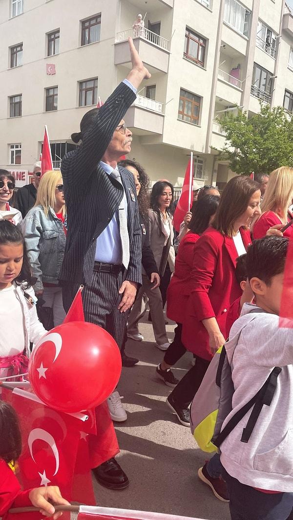 Yanına çocukları alan, Türk bayrakları ve balonlarla yürüyen Erdal Beşikçioğlu'nun sosyal meydada paylaştığı bu anlar herkes tarafından çok beğenildi.