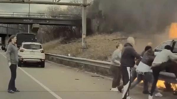 ABD’nin Minnesota Eyaleti’ndeki St. Paul kentinde yol kenarında bir araç yanmaya başladı.