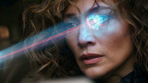 24 Mayıs tarihinde Netflix'te gösterime girecek filmde Jennifer Lopez, canlandırdığı Atlas Shepherd karakteriyle tüm ömrünü Harlan adındaki bir yapay zeka robotunu avlamaya adamış kahraman bir veri analisti olarak karşımıza çıkıyor.
