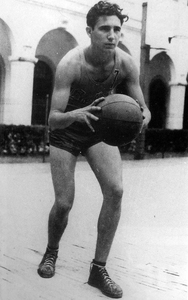 10. 17 yaşında basketbol oynayan Fidel Castro. (1943)