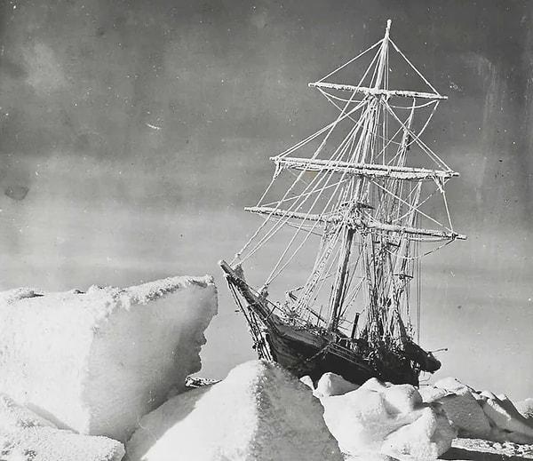 14. 1915 yılında buzulların içinde sıkışmış "Dayanıklılık" adındaki gemi.