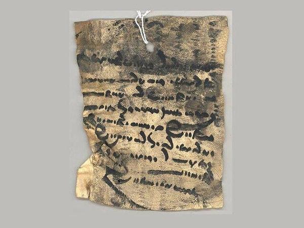 2. Geç Sasani dönemine ait bir erkek kardeşten kız kardeşine yazılmış deri bir mektup, İran'ın Hastijan kentinde keşfedildi. Mektubun içeriği, erkek kardeşin kız kardeşine en iyi dileklerini ve ona verdiği yağ şişesinin iadesini talep etmesini içermektedir.