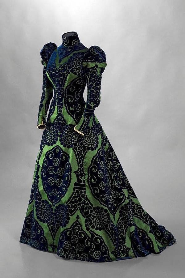 14. 1897 yılından kalma fransız çay elbisesi. Bu elbise, kumral saçlarına yakıştığı için sık sık parlak yeşil renkte kıyafetler giyen Kontes Greffulhe'ye aitti.