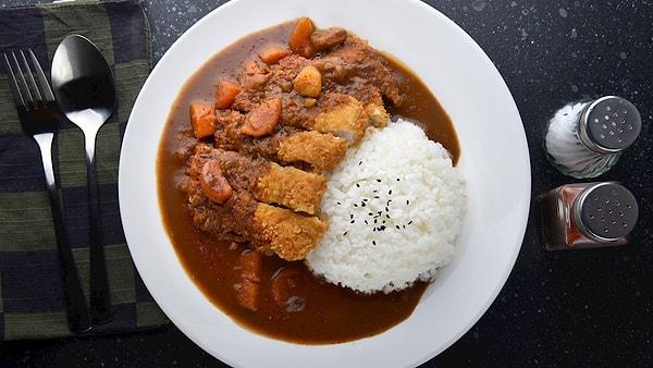 3. Listenin üçüncü sırasında üç ana versiyonu olan Japon mutfağının popüler lezzetlerinden 'Karē' bulunuyor.