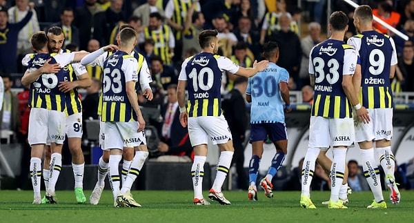 Derbiden üç puan çıkararak deplasmana kayıpsız gitmek isteyen Fenerbahçeliler, aynı zamanda da lider Galatasaray'ın bu akşam Adana Demirspor deplasmanında puan kaybını bekleyecek.